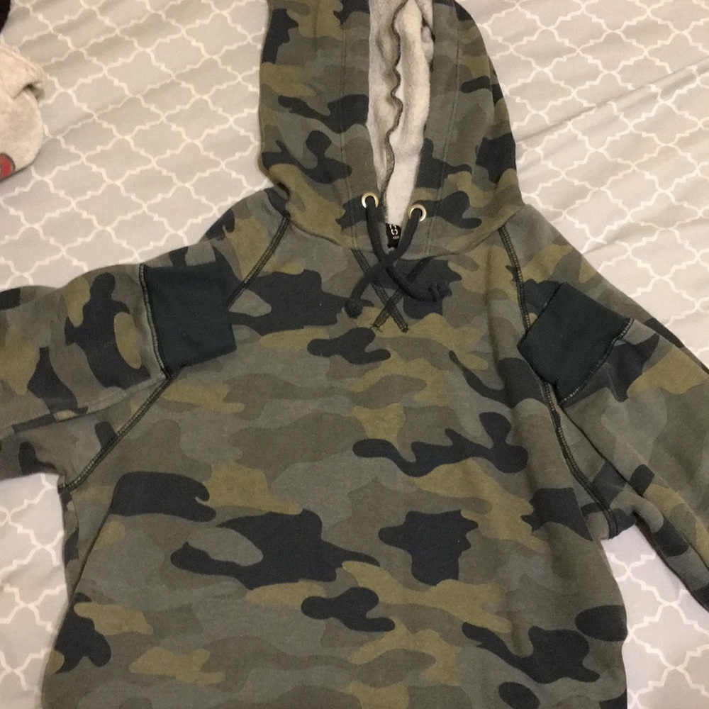 This is a camo sweatshirt/hoodie